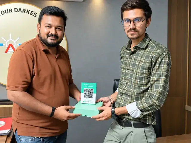Customer ko WhatsApp QR stand dete hue